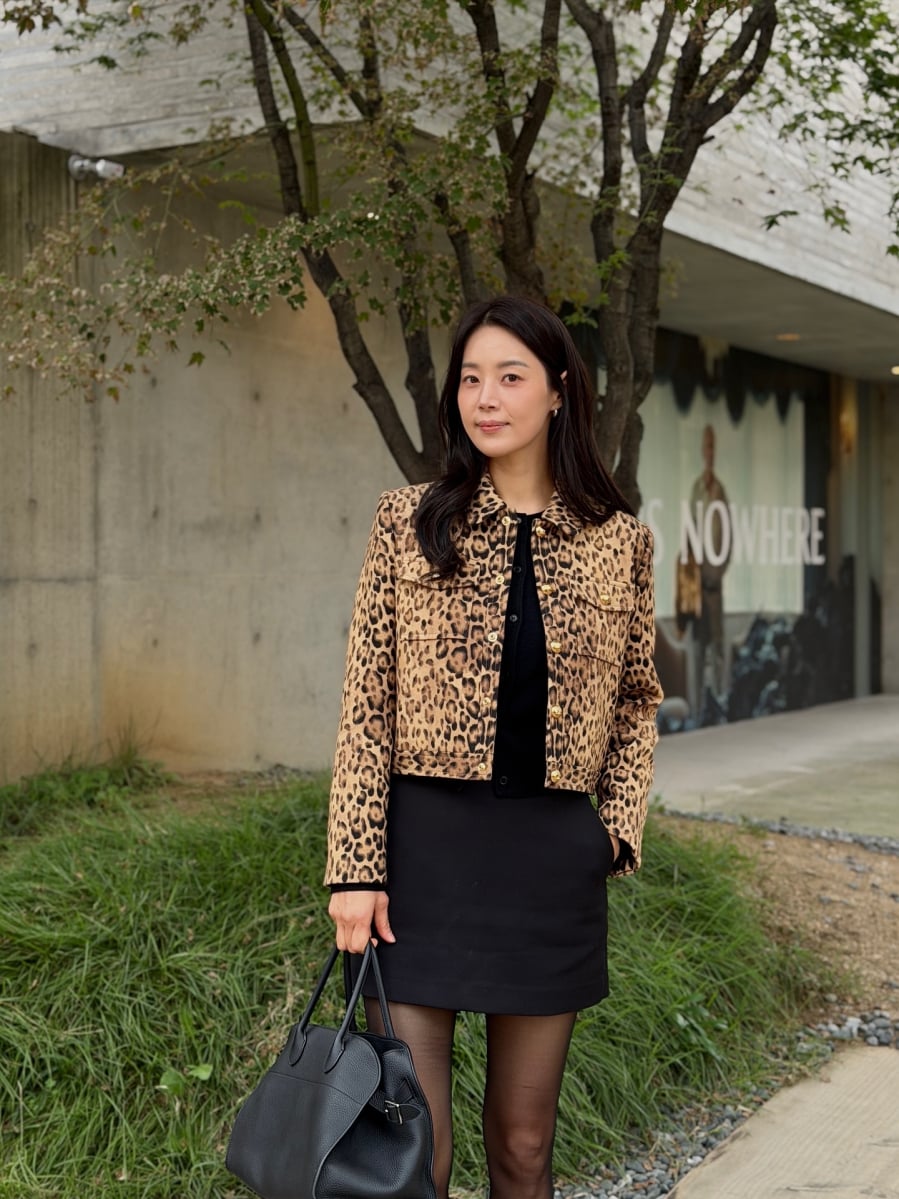 Sự kết hợp này giúp áo khoác trở thành điểm nhấn chính mà không gây cảm giác rối mắt. Đây là cách đơn giản để làm mới phong cách mà vẫn giữ được vẻ trưởng thành.