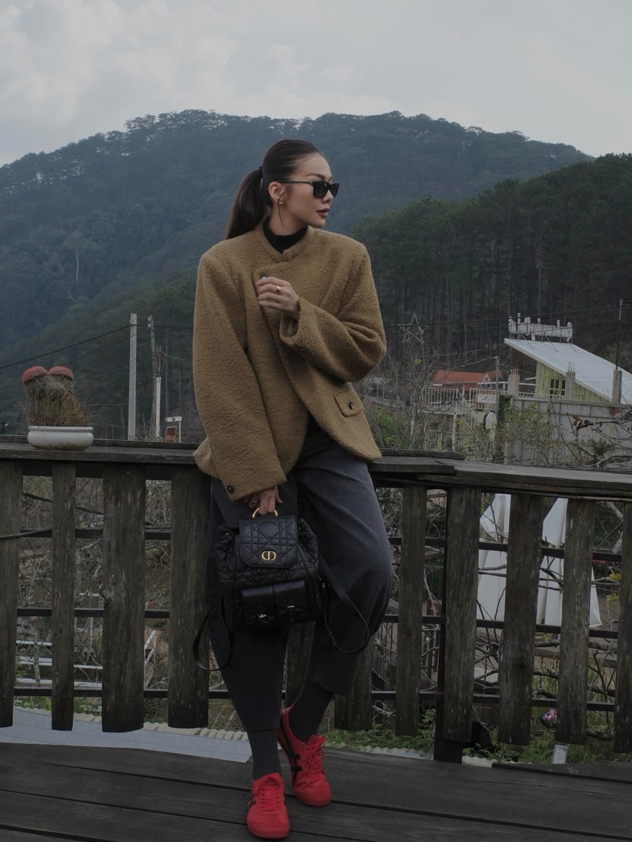  Những sắc độ này không chỉ dễ phối mà còn tạo cảm giác sâu và tinh tế, giúp trang phục trông đẳng cấp hơn mà không cần quá nhiều chi tiết. 