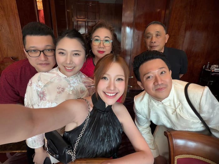 Trấn Thành nói lý do Hari Won không chụp ảnh Tết cùng nhà chồng  