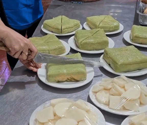 Để có miếng bánh đều và đẹp, nên cắt bánh theo hai đường vuông góc trước (tạo hình chữ thập), chia bánh thành 4 phần bằng nhau. Sau đó tiếp tục chia mỗi phần thành 2 miếng nếu muốn thành 8 phần.