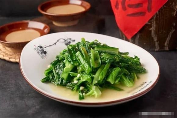 Các chuyên gia dinh dưỡng khuyến nghị mỗi người nên ăn tối thiểu 300g rau/ngày, lý tưởng là khoảng 500g, trong đó rau xanh đậm nên chiếm một nửa. 