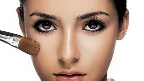 Có thể xác định vị trí này bằng cách chạm nhẹ để cảm nhận phần xương nhô cao nhất hoặc quan sát đường lõm tự nhiên khi mím môi nhẹ.