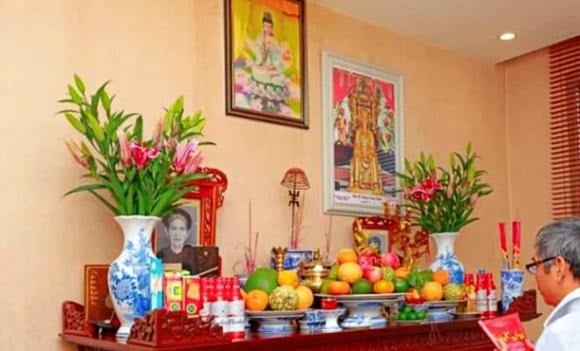 Bàn thờ là không gian linh thiêng nên luôn cần được giữ trang nghiêm, sạch sẽ. 