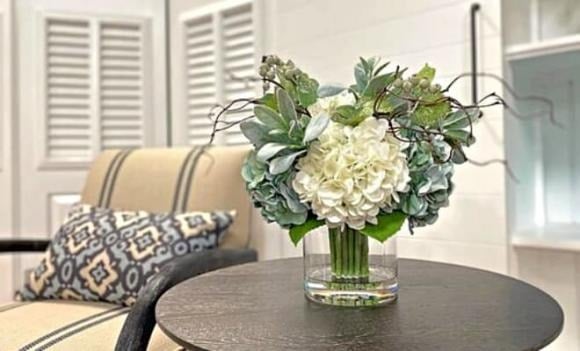 Những bình hoa trưng trong phòng khách nếu đã héo úa, rụng cánh hay có lá thối cần được bỏ ngay. 