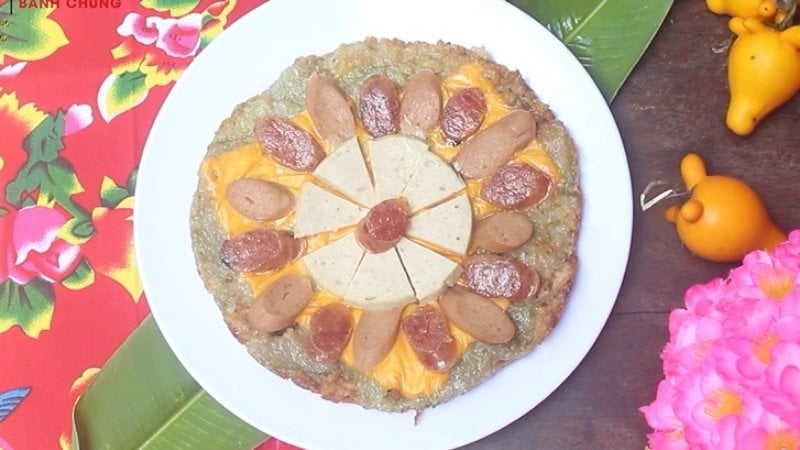 Lấy bánh chưng ra đĩa, ăn cùng tương ớt, nước tương hoặc nước mắm củ kiệu.