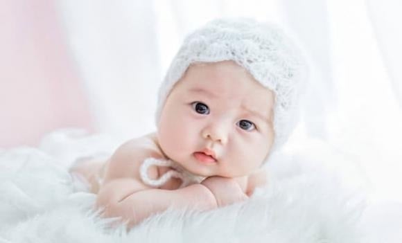 Trẻ mang quốc tịch Việt Nam phải được khai sinh với họ, tên bằng tiếng Việt hoặc tiếng dân tộc trong nước.