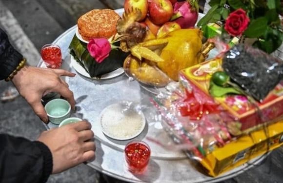 Tiền giấy, vàng mã thường được chuẩn bị cho lễ cúng Tết.