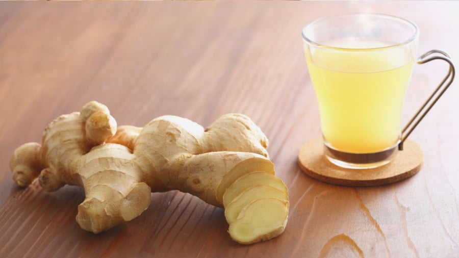 Uống nước gừng giúp kích thích tiêu hóa, hạn chế tình trạng tích tụ năng lượng dư thừa.