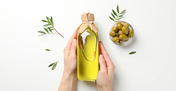 Mặc dù có đặc tính dưỡng ẩm, dầu ôliu chứa hàm lượng axit oleic cao – thành phần có thể làm suy yếu hàng rào bảo vệ da 