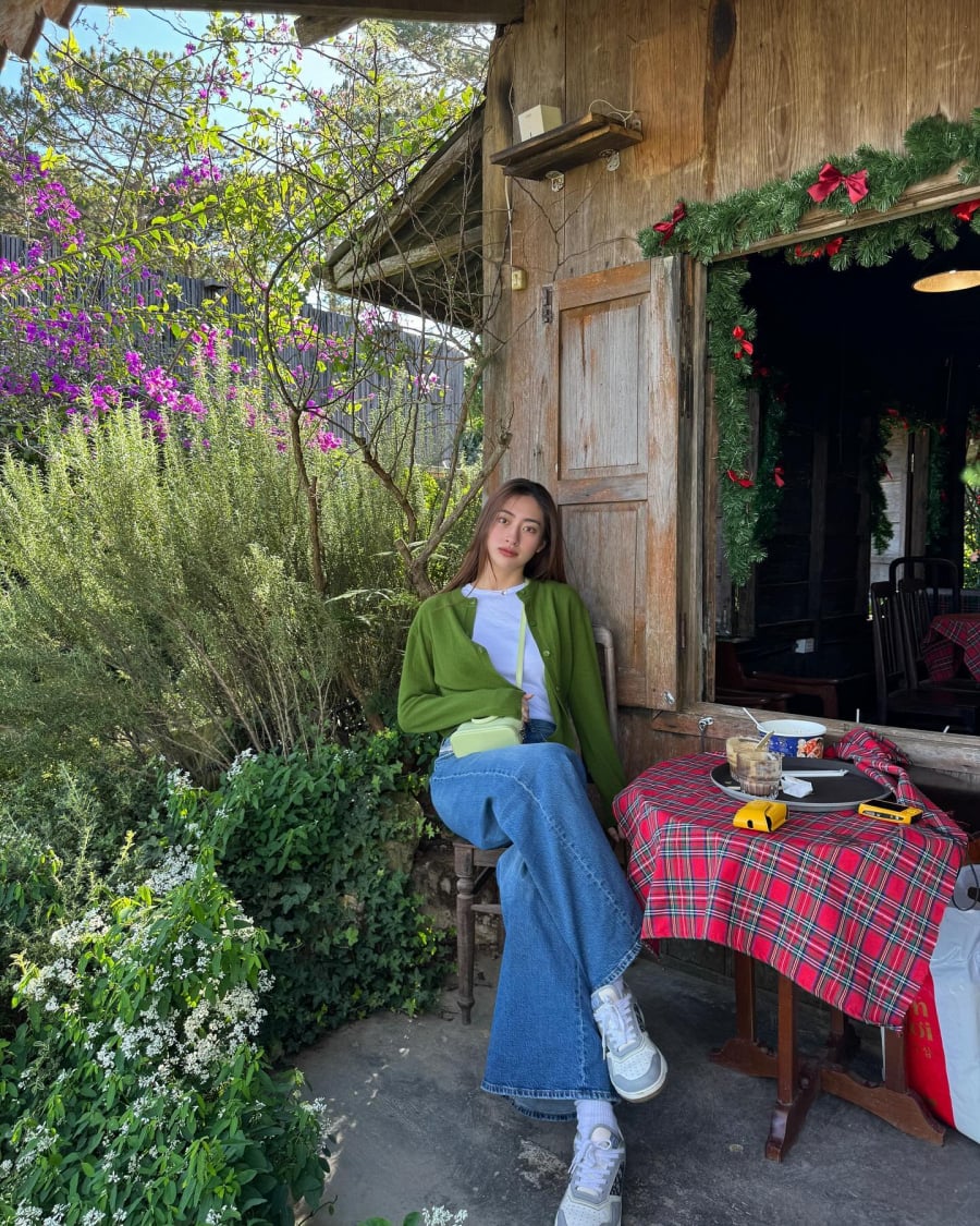 Sự tương phản giữa phom quần rộng rãi và áo mang sắc độ rực rỡ luôn tạo hiệu ứng thị giác ấn tượng