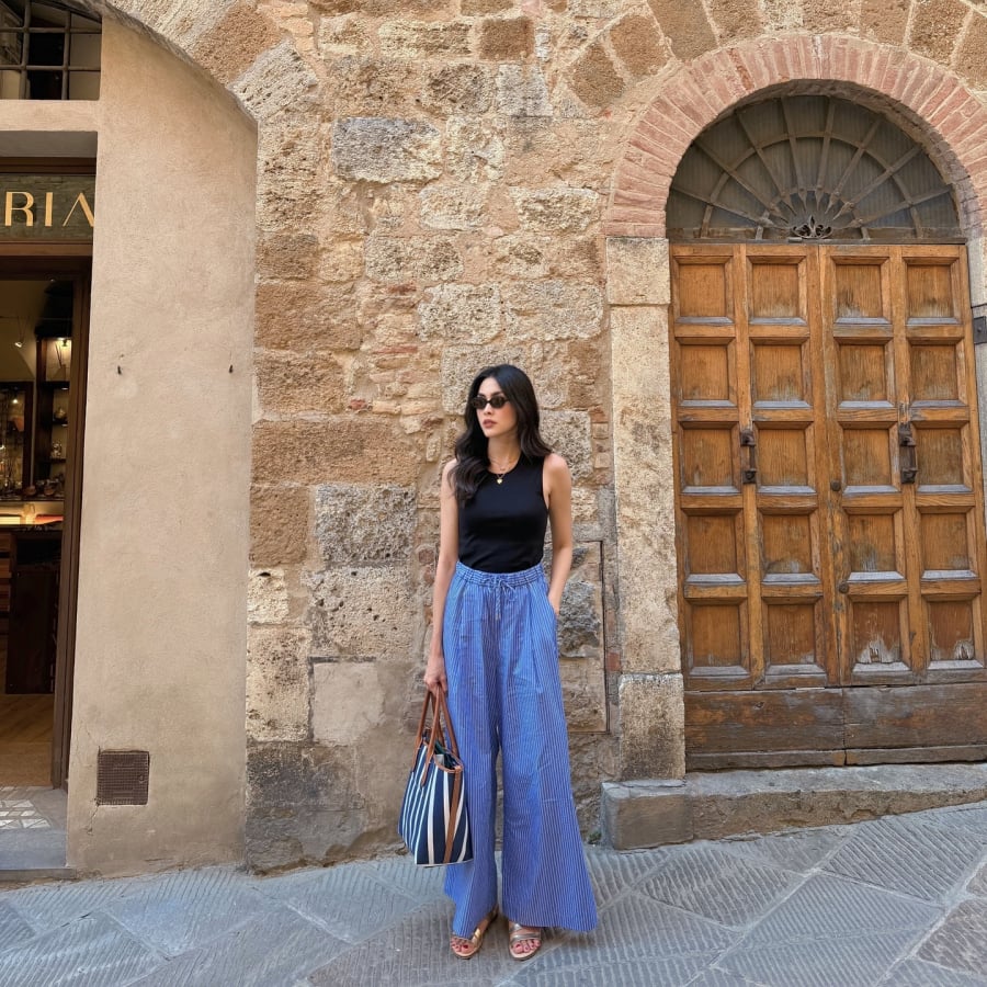 Áo gile mang hơi thở cổ điển nhưng lại rất hợp với tinh thần đương đại khi kết hợp cùng quần ống rộng.