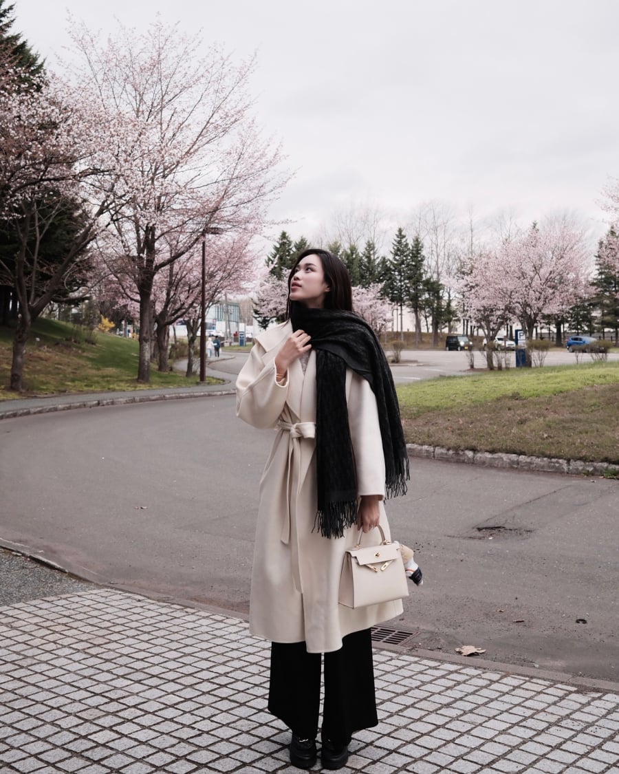 Đường cắt dọc của áo khoác kết hợp với ống quần rộng tạo hiệu ứng kéo dài cơ thể, mang lại cảm giác cao ráo và thanh thoát.