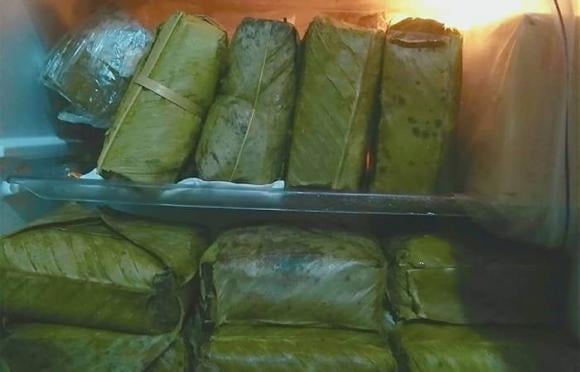 Cách an toàn nhất là chuyển bánh từ ngăn đông xuống ngăn mát tủ lạnh từ tối hôm trước. 