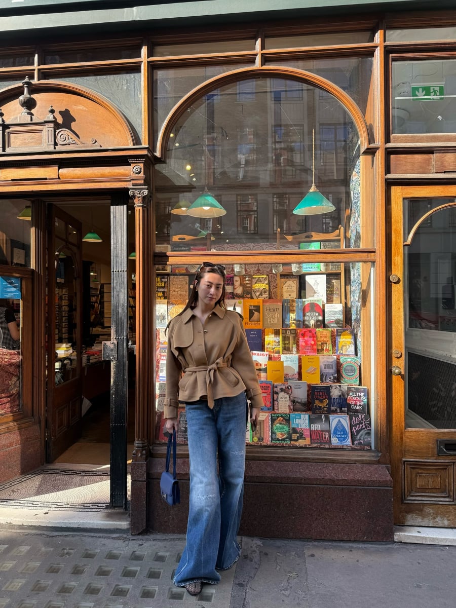 Sự tiết chế màu sắc giúp phom dáng và chất liệu được tôn lên rõ ràng hơn.