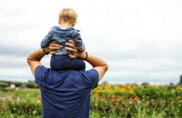 Một người cha thiếu sự ổn định cảm xúc thường dễ nổi nóng và vô thức bộc lộ những mặt tiêu cực nhất với chính người thân của mình. 