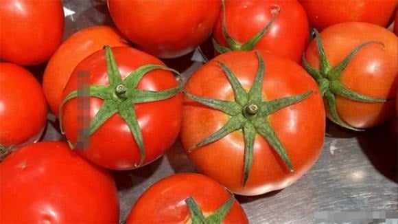 Cà chua là nguyên liệu quen thuộc giúp món canh thêm vị thanh và màu sắc bắt mắt. 