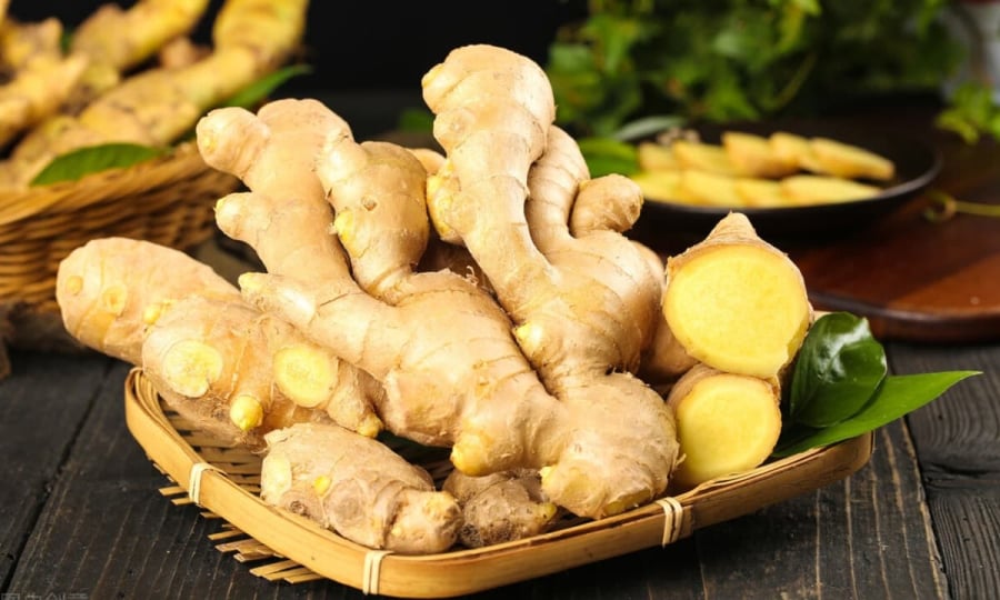 Gội đầu bằng gừng đều đặn có thể giúp giảm rụng tóc do da đầu yếu hoặc bí bách