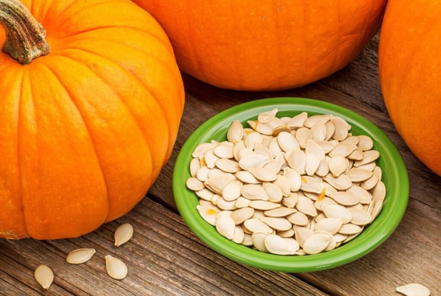 Hạt bí ngô là một nguồn cung cấp kẽm tự nhiên lý tưởng cho những người ăn chay hoặc không ăn thịt.