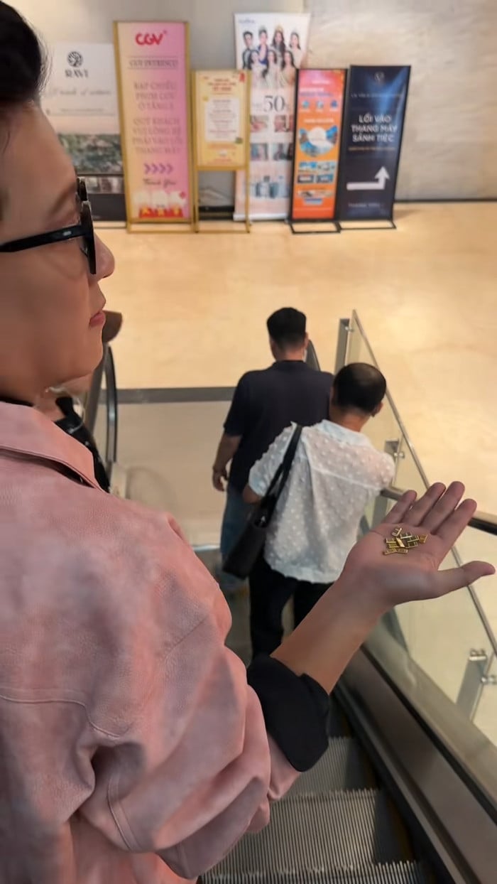 Hình ảnh Trường Giang nâng niu món quà, nở nụ cười và cúi người cảm ơn khán giả được lan truyền trên mạng xã hội, nhận về nhiều phản hồi tích cực.     