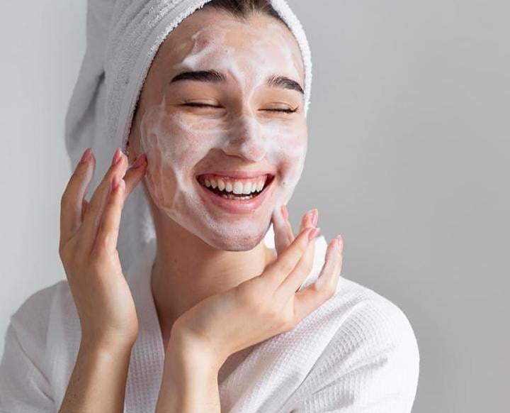 Bước tẩy trang và rửa mặt cuối ngày cần được thực hiện kỹ lưỡng để loại bỏ hoàn toàn lớp mỹ phẩm và bụi bẩn.