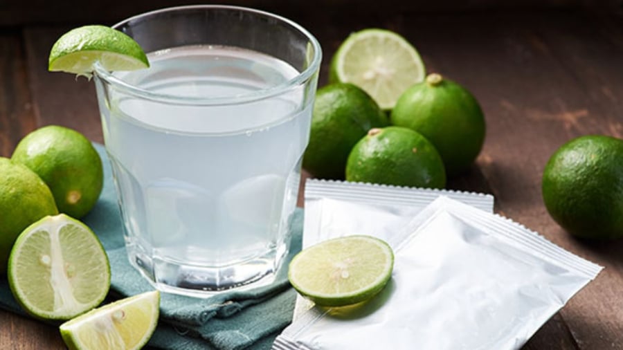 Người thường xuyên bị đầy bụng, khó tiêu có thể uống nước chanh ấm để cải thiện tiêu hóa.