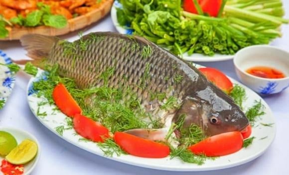 Cá chép giòn cung cấp nhiều vitamin và khoáng chất quan trọng như vitamin B12, photpho cùng các axit béo omega-3 có lợi cho tim mạch. 