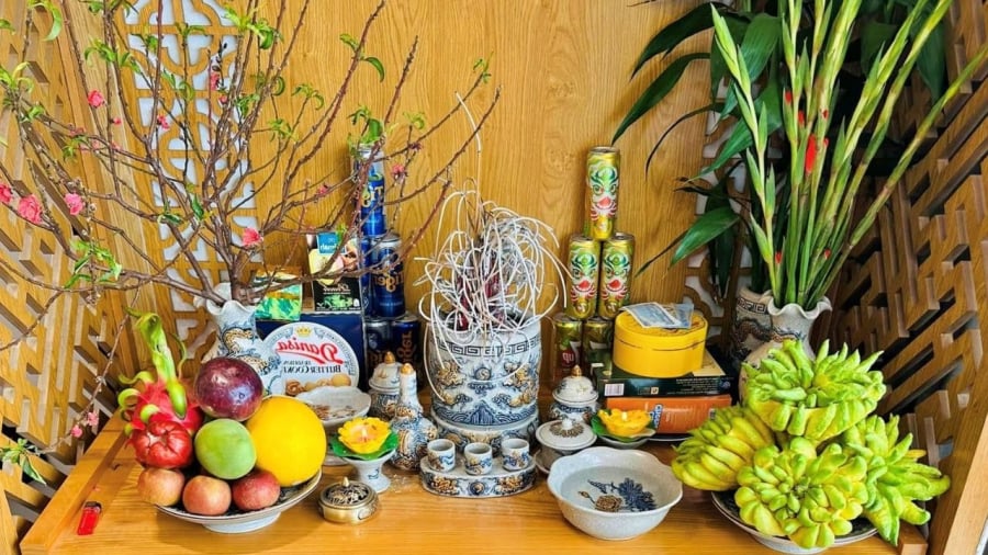 Hết Tết, nếu hoa bị héo, gia chủ nên hạ xuống khỏi bàn thờ càng sớm càng tốt.