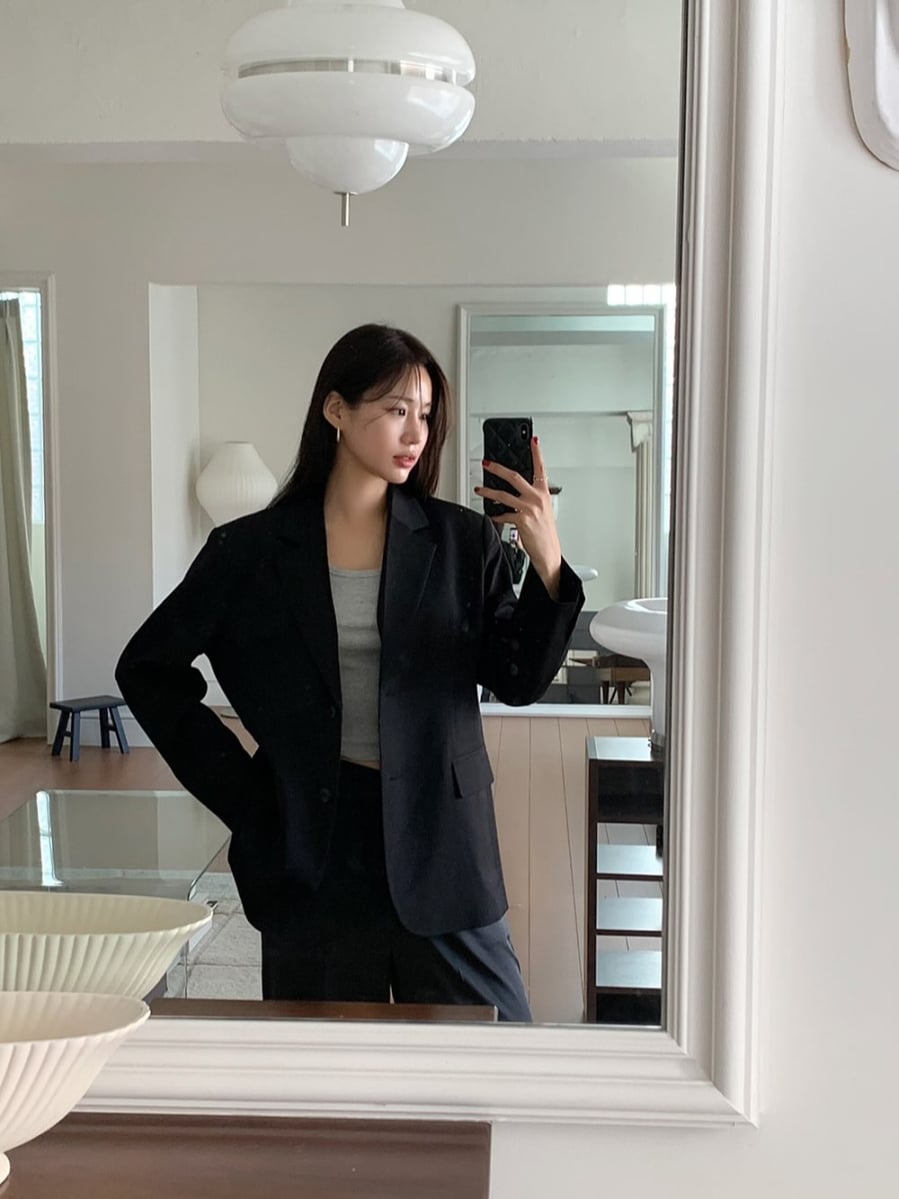 Phần áo bên trong có thể là áo thun trơn, áo lụa hoặc thiết kế cổ tròn sáng màu nhằm giúp tổng thể trở nên nhẹ nhàng hơn.