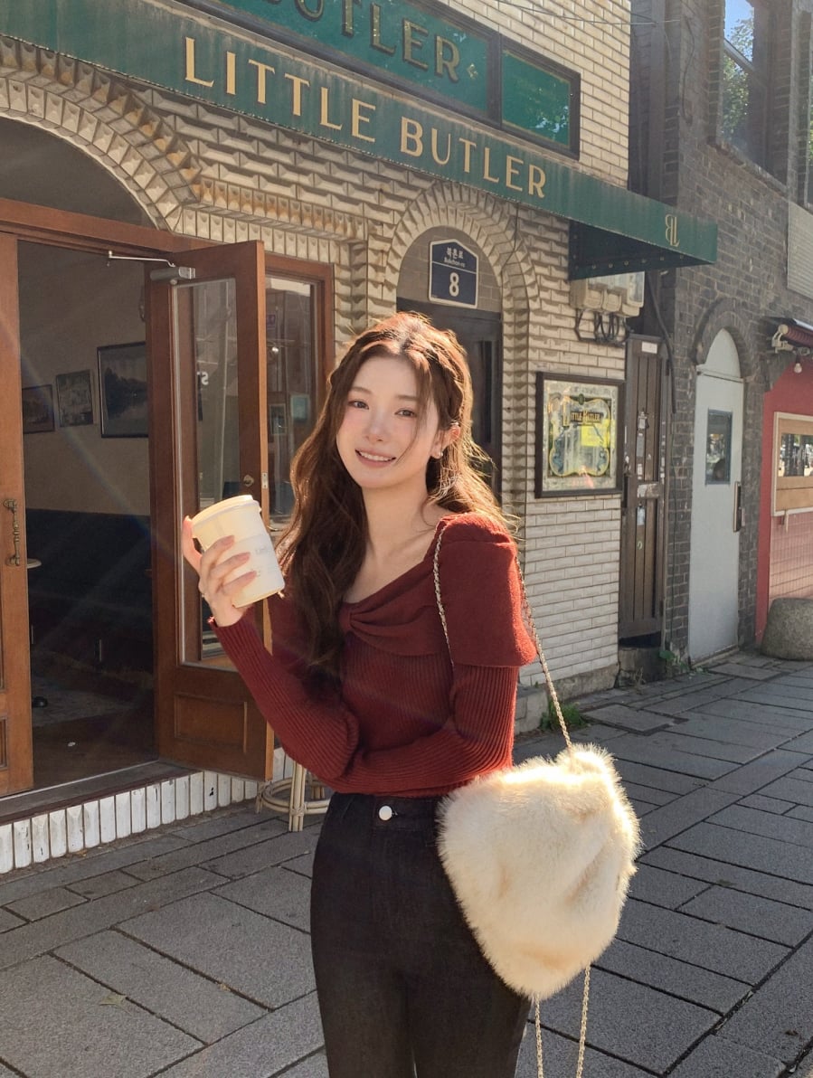 Cách phối này giúp tổng thể hài hòa, tránh cảm giác quá chói nhưng vẫn giữ được tinh thần tươi vui.