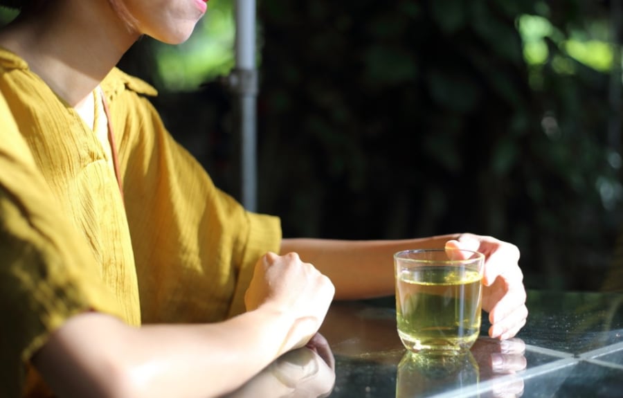 Để giảm mỡ bụng mà không cần tập thể dục, hãy uống trà xanh. (Ảnh minh họa)