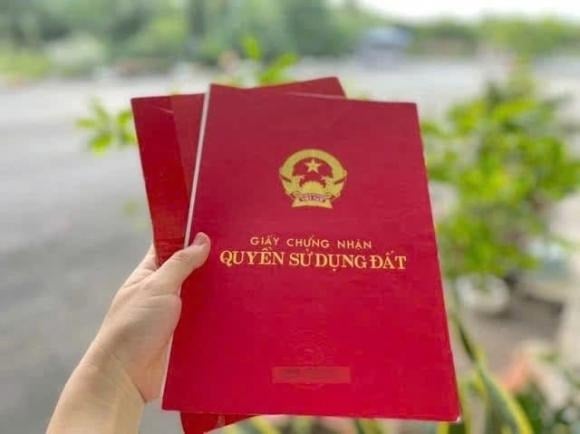 Điều 137 quy định việc cấp Giấy chứng nhận quyền sử dụng đất, quyền sở hữu tài sản gắn liền với đất lần đầu cho hộ gia đình, cá nhân đang sử dụng đất nếu có giấy tờ chứng minh quyền sử dụng hợp pháp.    
