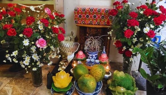 Hoa hồng, đặc biệt là hồng đỏ, nổi bật với sắc màu rực rỡ và hương thơm dịu nhẹ, thường được xem là biểu trưng cho tài lộc và sự thuận lợi. 