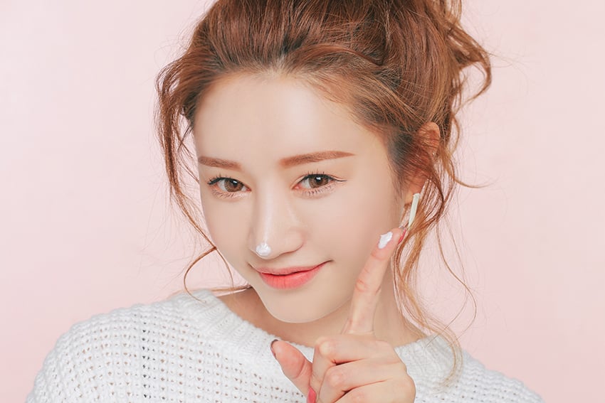 Da trung tính phù hợp với các gam hồng cam, cam đào hoặc cam pha nâu đồng để tăng sự ấm áp cho gương mặt.