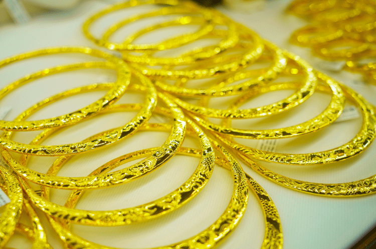 Cụ thể, vàng miếng SJC tại TP.HCM và hệ thống Doji (Hà Nội, TP.HCM) đồng loạt niêm yết 182,3 – 185,3 triệu đồng/lượng, cùng tăng 700.000 đồng/lượng ở cả chiều mua vào và bán ra.    