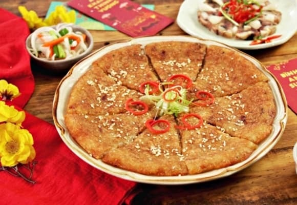 Khi phần bánh đã kết dính trở lại thành miếng, tiếp tục rán đến khi hai mặt vàng ruộm.