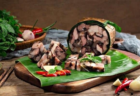 Khác với giò lụa, giò tai và giò thủ có thành phần nhiều thịt, mỡ và tiêu, mộc nhĩ nên cần bảo quản kỹ để giữ được độ giòn, kết dính và hương vị đặc trưng.    