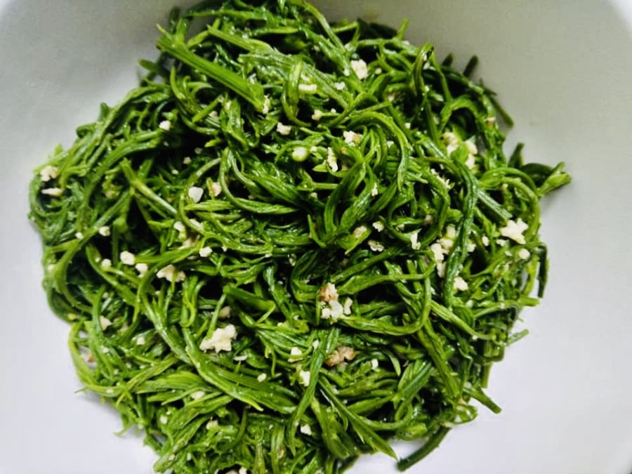 Đĩa rau thối xào tỏi khiến nhiều du khách ‘ăn một lần là nhớ’.