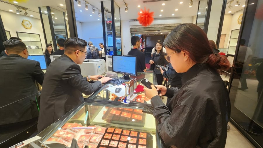 Sáng 27/2 (giờ Việt Nam), giá vàng giao ngay trên thị trường châu Á dao động quanh 5.187 USD/ounce, tăng 17 USD/ounce so với cùng thời điểm hôm qua. 