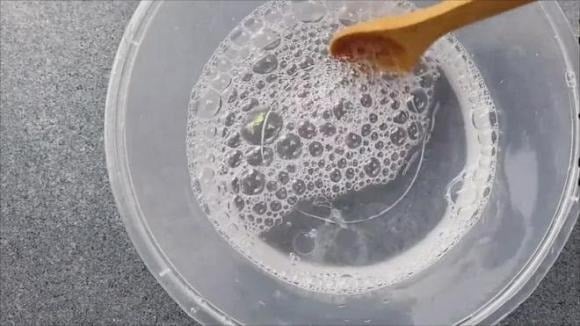 Sau khi pha xong, đổ dung dịch vào một bình xịt sạch để tiện sử dụng.