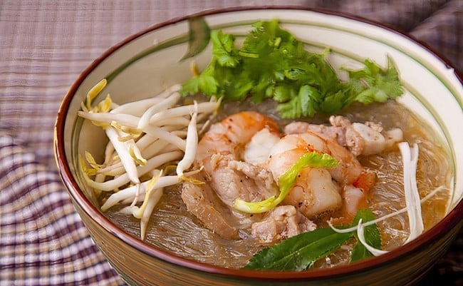 Nếu muốn thay đổi thực đơn thay vì các món tôm quen thuộc như hấp hay rang, tôm nấu miến là lựa chọn nhẹ nhàng, phù hợp cho cả bữa sáng lẫn bữa tối. 