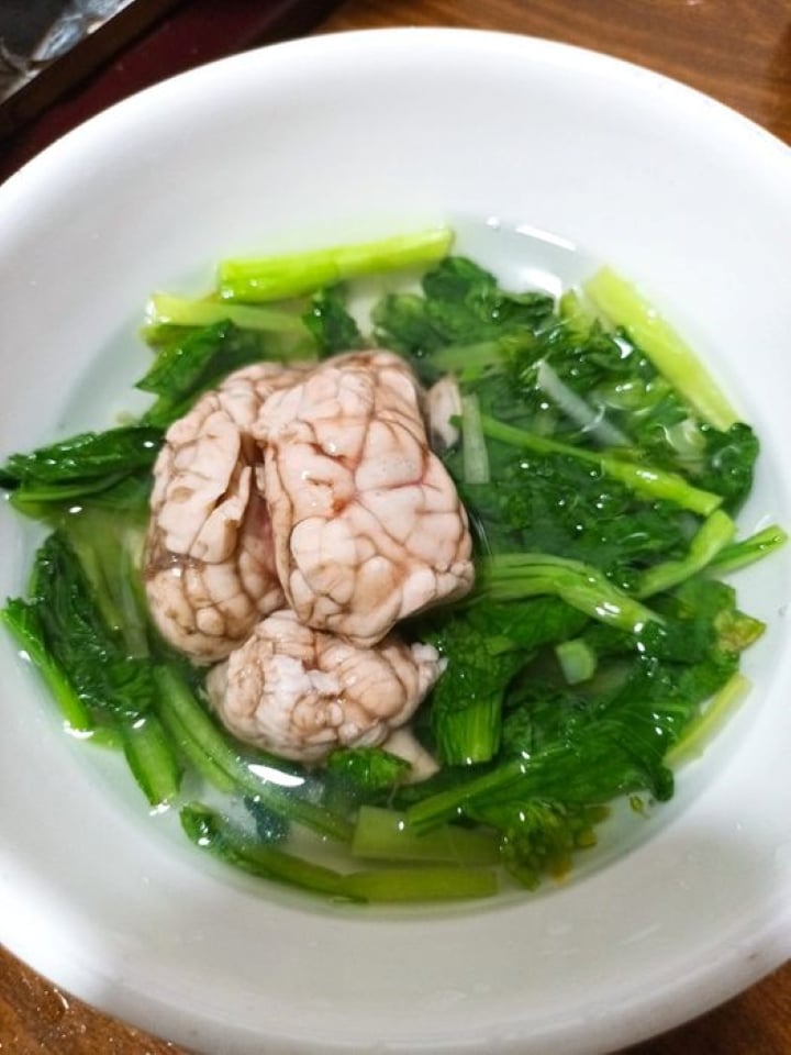 Ăn óc lợn có thể dẫn đến tăng lipid máu, từ đó có thể gây ra các bệnh tim mạch và mạch máu não, xơ cứng động mạch, và thậm chí là đột quỵ.