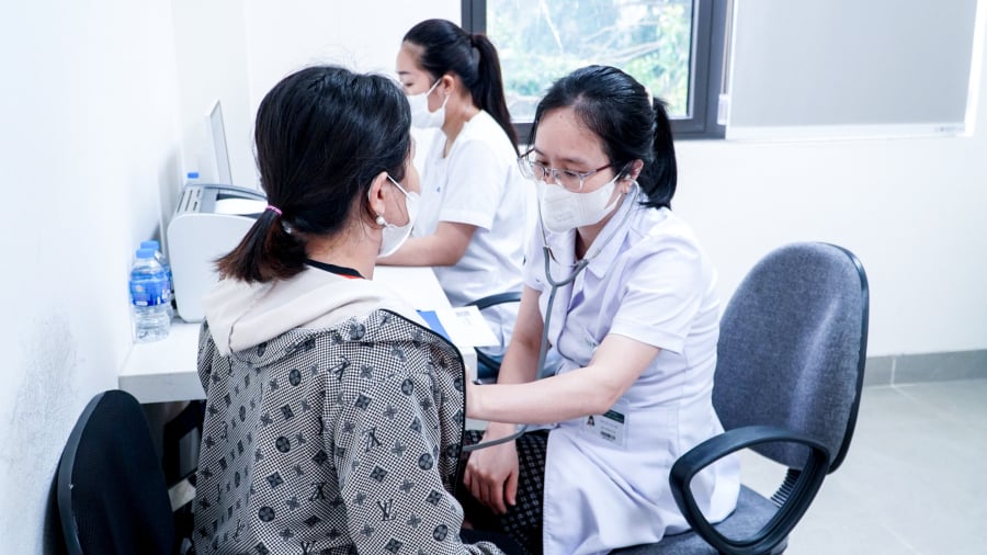 Bên cạnh đó, Hà Nội sẽ rà soát, sắp xếp lại mạng lưới y tế, tích hợp quy hoạch ngành vào Quy hoạch Thủ đô với tầm nhìn 100 năm; đẩy mạnh mô hình hợp tác giữa các bệnh viện Trung ương, bộ, ngành và bệnh viện tuyến thành phố với y tế cơ sở nhằm nâng cao hiệu quả điều trị.    