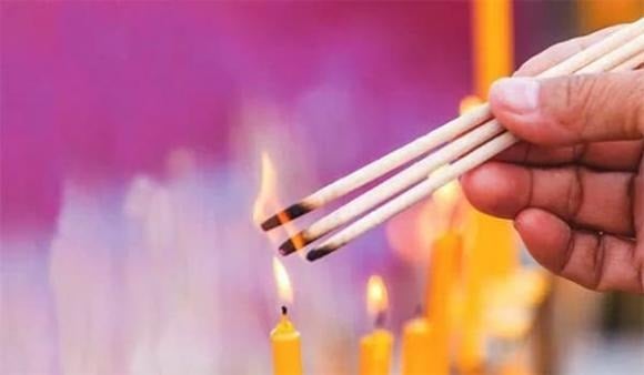 Các cụ xưa không đặt ra quy định cứng nhắc về giờ giấc, song theo truyền thống, buổi sáng sớm (khoảng 6h–9h) được xem là thời điểm thích hợp nhất để thắp hương.