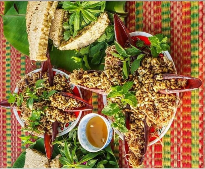 Gỏi nhộng ong U Minh – món ăn kết hợp vị béo, chua, ngọt đặc trưng của ẩm thực rừng tràm.