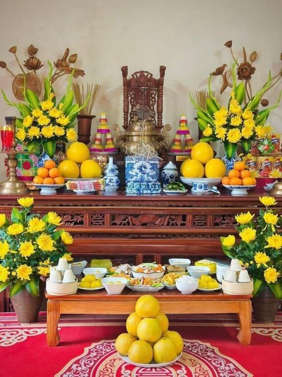 Trong khi đó, miền Nam thường chuẩn bị thịt kho tàu, canh khổ qua nhồi thịt, gỏi ngó sen… 