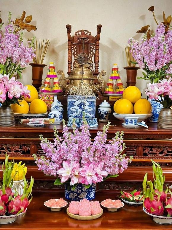 Không giống mâm lễ dâng Phật thiên về đồ chay thanh tịnh, mâm cỗ cúng gia tiên thường là cỗ mặn, phản ánh rõ nét phong vị ẩm thực từng vùng miền. 