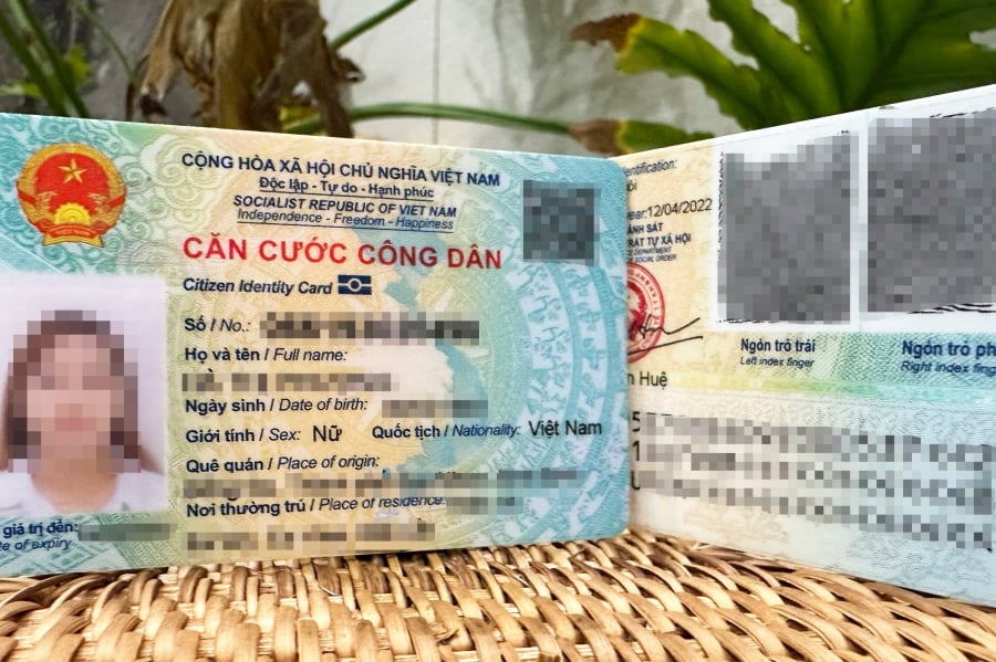 Trường hợp làm thủ tục cho trẻ dưới 6 tuổi, người đại diện hợp pháp sẽ thực hiện đăng ký và kiểm tra thông tin của trẻ trên Cơ sở dữ liệu quốc gia về dân cư trước khi nộp hồ sơ theo quy định.    