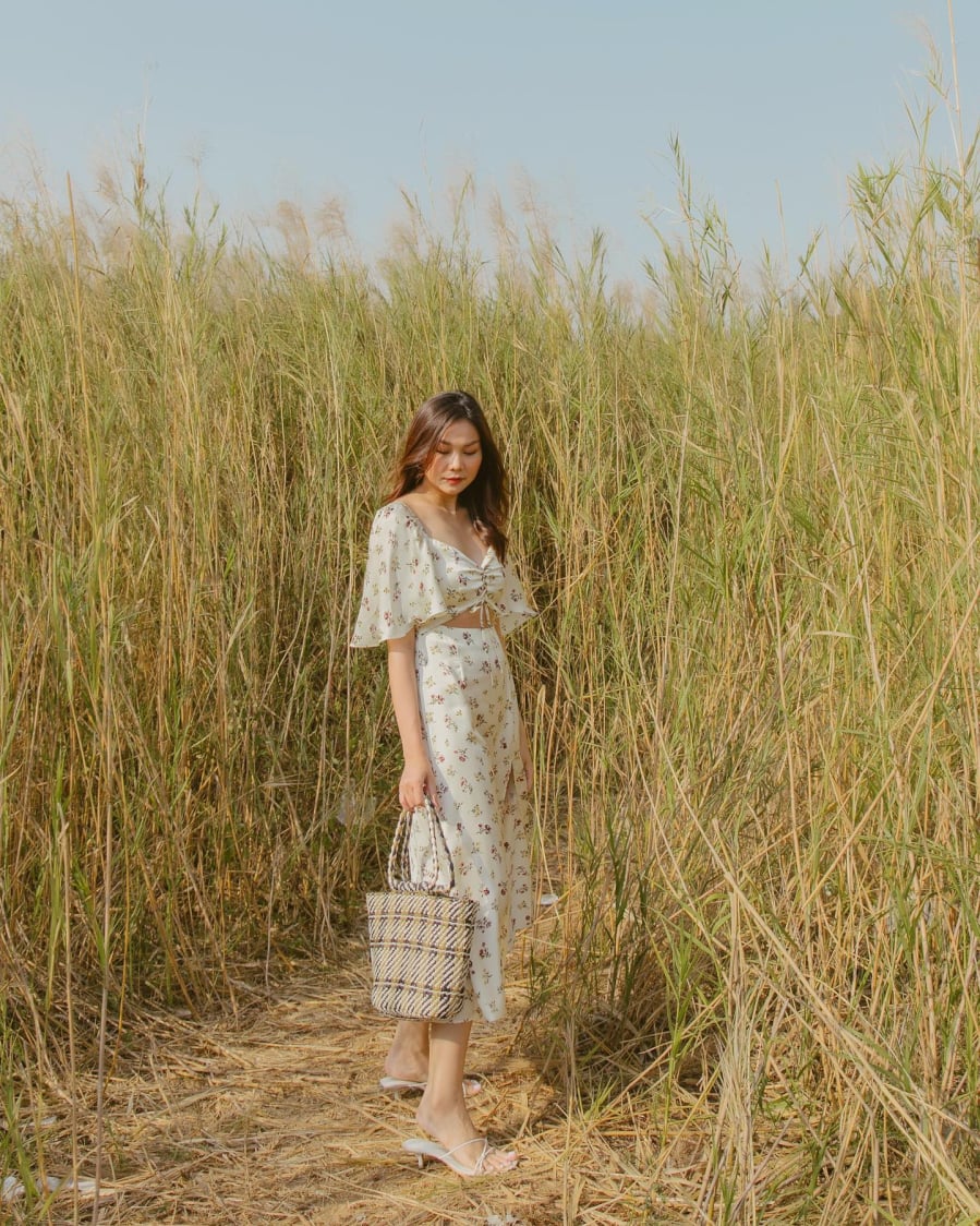 Chất liệu voan hoặc chiffon nhẹ rủ càng làm tăng hiệu ứng bay bổng mỗi khi di chuyển.