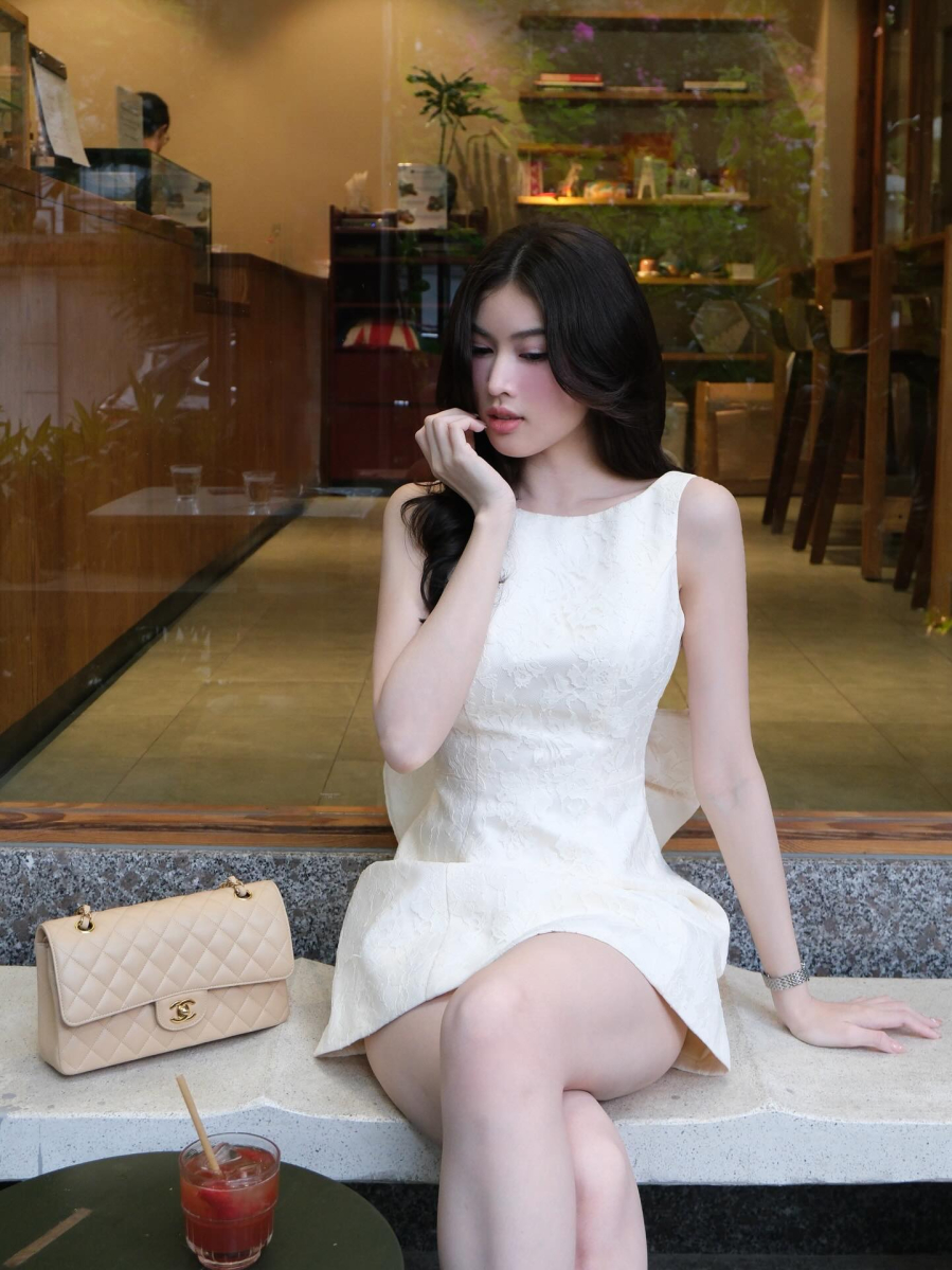 Một chiếc váy trắng luôn mang lại cảm giác thuần khiết và trang nhã, rất phù hợp với bầu không khí dịu nhẹ của mùa xuân. 