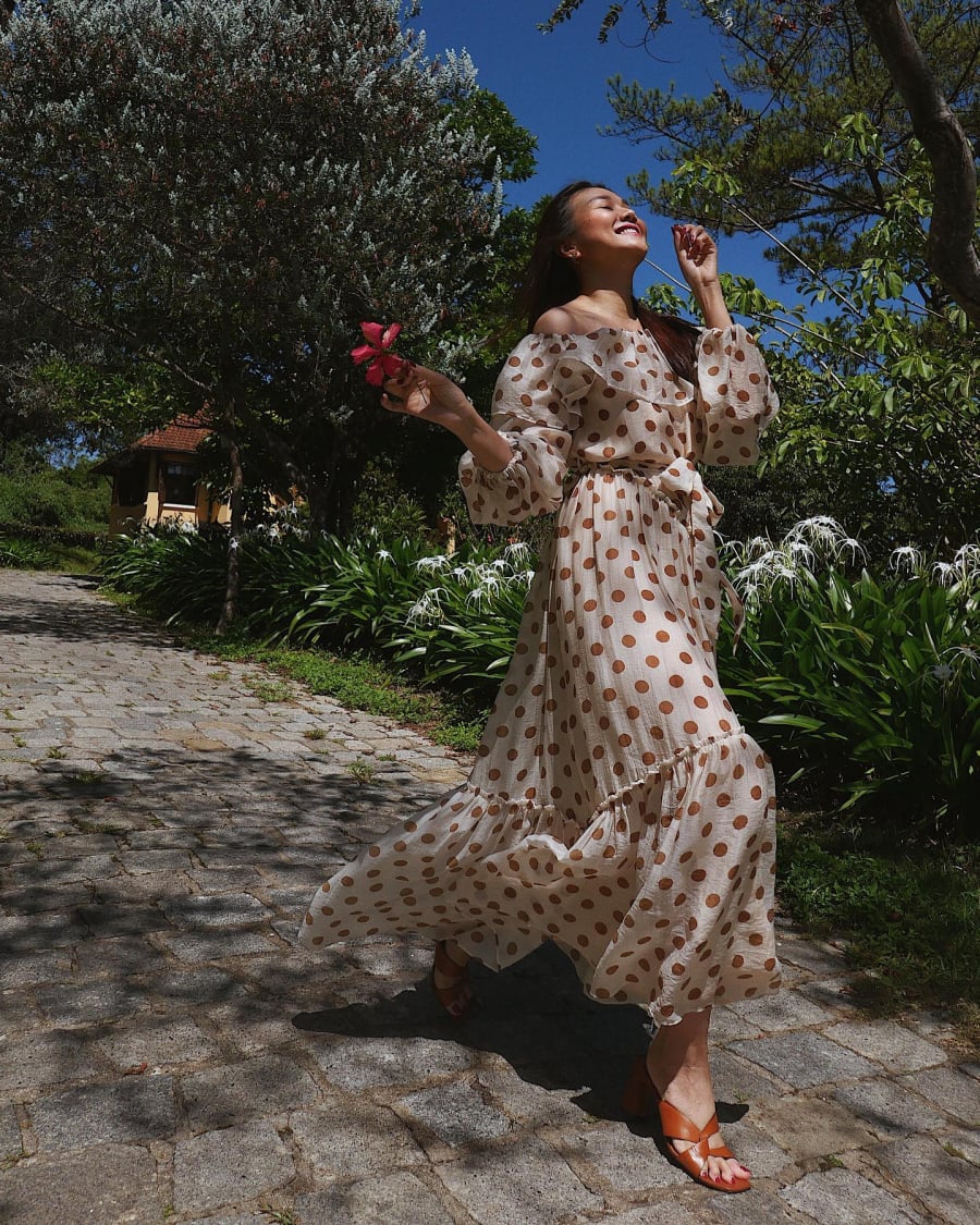 Đối với những buổi hẹn hò hay dạo chơi cuối tuần, váy trễ vai kết hợp bèo nhún mang lại vẻ ngoài nổi bật và đầy nữ tính.